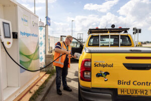 Toyota Hilux prototype met waterstof-brandstofcel in proefproject op Schiphol voor emissievrije grondoperaties