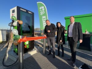 OG plaatst eerste multimedia snellader in Winschoten bij First Class Couriers