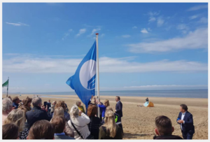 Helga van Leur reikt Milieuonderscheiding Blauwe Vlag uit