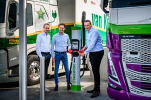 Nieuw snellaadplein voor elektrische trucks geopend in Veghel
