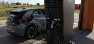 Bijna helft rijscholen heeft één of meerdere elektrische of hybride lesauto’s