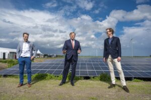 Koning Willem-Alexander opent Zonnepark Hollandia Nieuw-Buinen