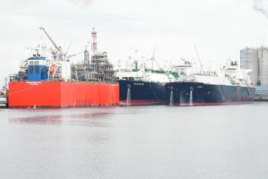 Medio september: eerste aardgas uit drijvende LNG-terminal Eemshaven