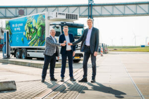 Simon Loos breidt elektrisch wagenpark uit met eerste vijf eActros koelbakwagens van Nederland