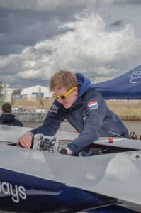 Studententeam uit Twente onthult nieuwe boot op zonne-energie tijdens Boat Reveal 2024.