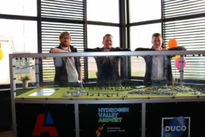 Studenten Alfa-college overhandigen maquette waterstof ecosysteem aan Groningen Airport Eelde
