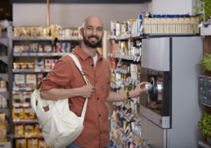 TOMRA lanceert meest compacte emballage-automaat op de markt