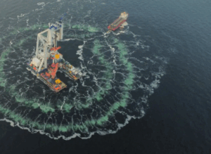 Van Oord installeert eerste monopile van Ecowende windpark op de Noordzee