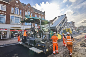 Elektrische asfalteermachine: Asfaltprimeur voor Den Haag