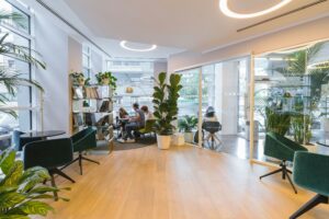 Een groen kantoor: de voordelen van interieurbeplanting voor een duurzame werkplek
