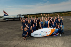 Studenten TU Delft en VU Amsterdam onthullen aerodynamische ligfiets die sneller moet gaan dan 121,8 km/uur