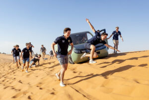 Zonneauto Solar Team Eindhoven bereikt Sahara na duizend kilometer door Marokko