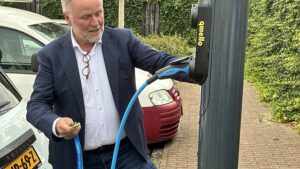 Proef: je auto opladen aan de lantaarnpaal Proef: je auto opladen aan de lantaarnpaal