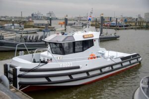 Marine kan eerste elektrische werkboot in gebruik nemen
