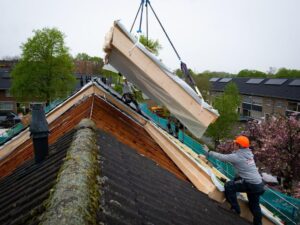 Woonbedrijf en BAM verduurzamen sociale huurwoningen met biobased dakelementen