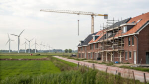 Nederlanders verkiezen woningbouw boven klimaat, ondanks brede steun voor energietransitie Nederlanders verkiezen woningbouw boven klimaat, ondanks brede steun voor energietransitie