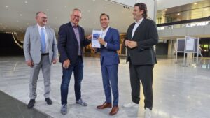 Provincies Noord-Brabant en Limburg overhandigen lijst aanbevelingen duurzame scheepvaart