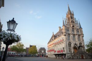 Stadhuis Gouda: boringen voor WKO (warmte-koude-opslag) van start Stadhuis Gouda: boringen voor WKO (warmte-koude-opslag) van start